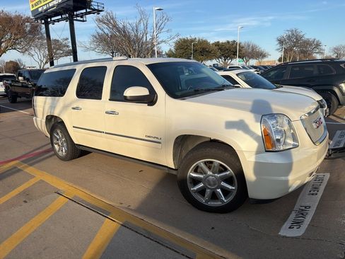 Used 2014 GMC Yukon XL Denali image 2
