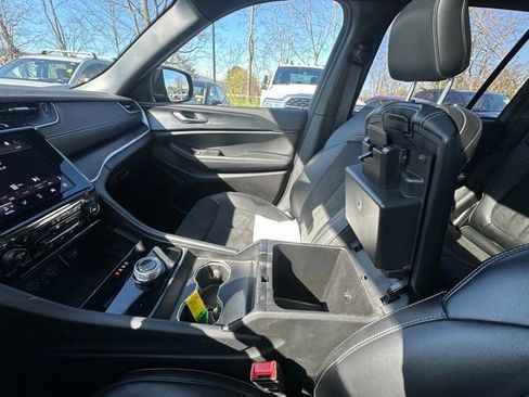 Used 2025 Jeep Grand Cherokee Altitude image 28