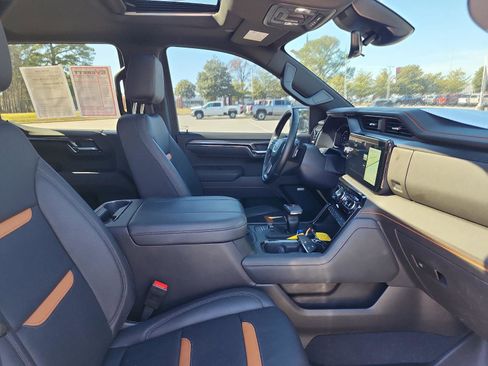 Certified 2025 GMC Sierra 1500 AT4 w/ AT4 Premium Package image 9