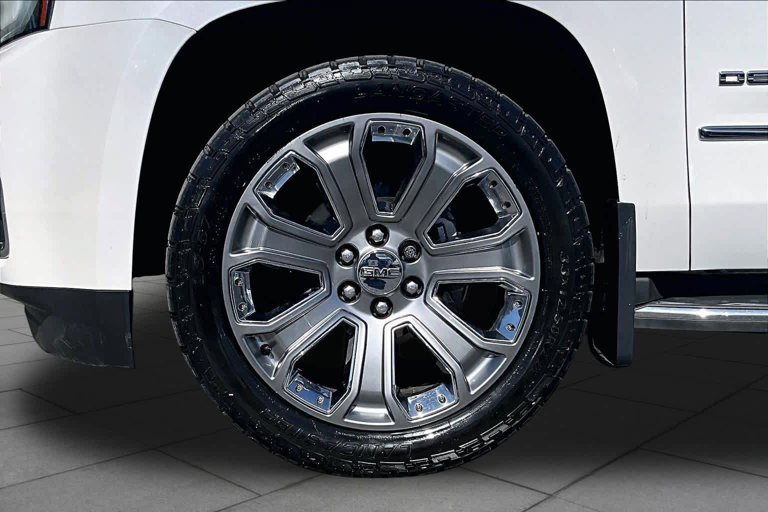 Used 2016 GMC Yukon Denali w/ Open Road Package AWD/4WD image 11