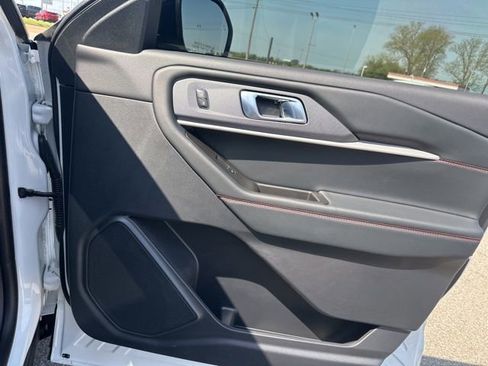 Used 2025 Ford Explorer ST image 13