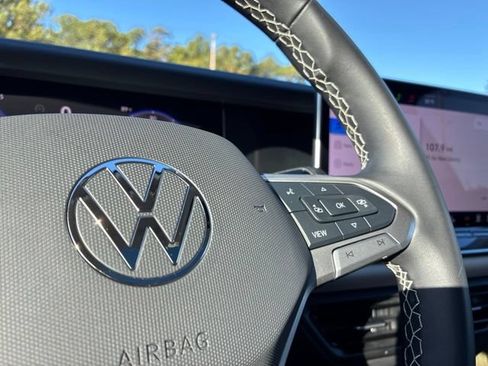 Used 2025 Volkswagen Tiguan SE AWD/4WD image 28