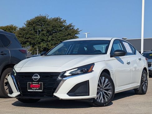 Used 2025 Nissan Altima 2.5 SV FWD image 2