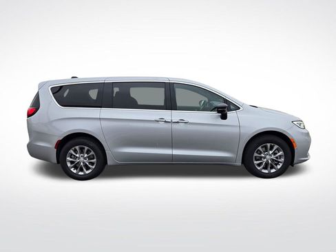 New 2026 Chrysler Pacifica Select AWD/4WD image 2