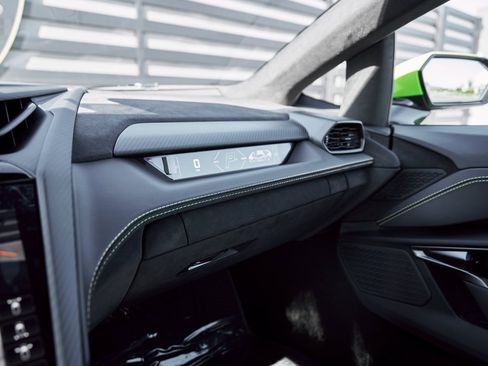 Used 2025 Lamborghini Revuelto image 75