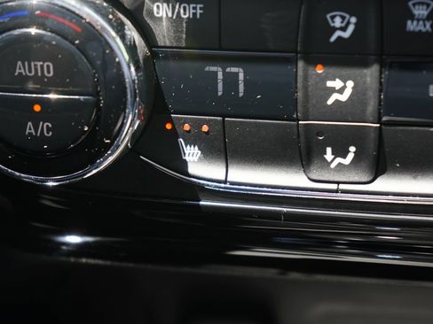 Used 2025 Chevrolet Trax LT w/ LT Convenience Package FWD image 28