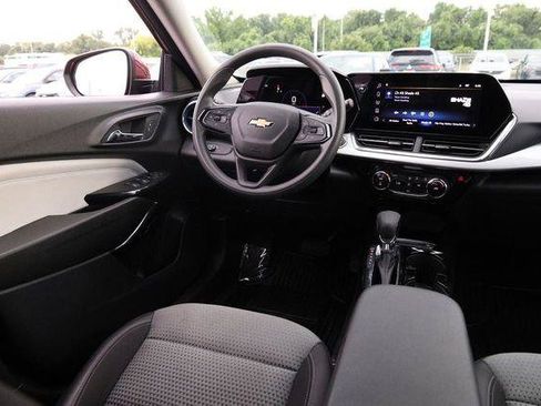 Used 2025 Chevrolet Trax LT FWD image 22