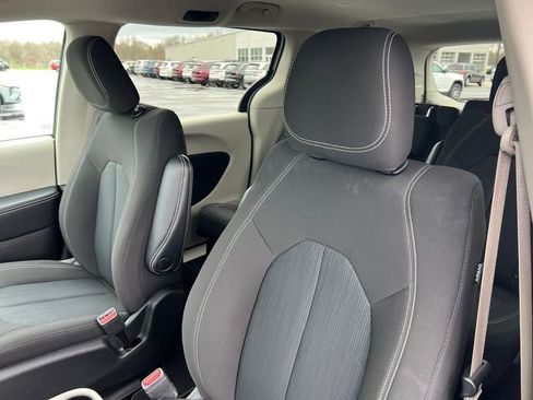 Used 2022 Chrysler Voyager LX FWD image 14
