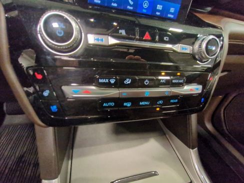 Used 2022 Ford Explorer King Ranch w/ Premium Technology Package image 17