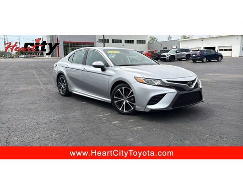 Used 2020 Toyota Camry SE FWD image 1