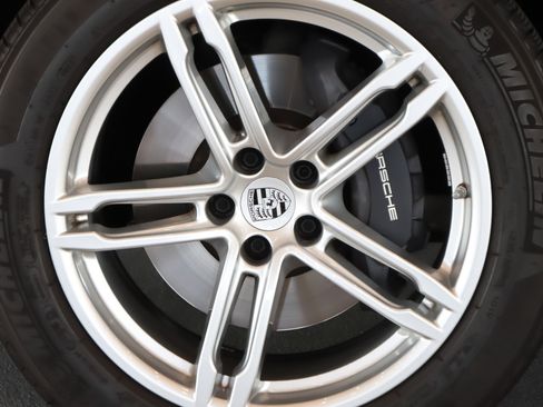 Certified 2026 Porsche Macan AWD/4WD image 13