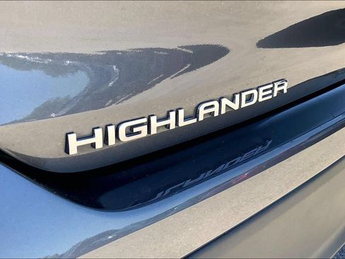 Used 2023 Toyota Highlander XLE AWD/4WD image 24