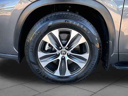 Used 2021 Toyota Highlander XLE AWD/4WD image 11
