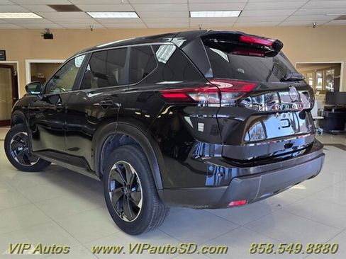 Used 2025 Nissan Rogue SV image 3