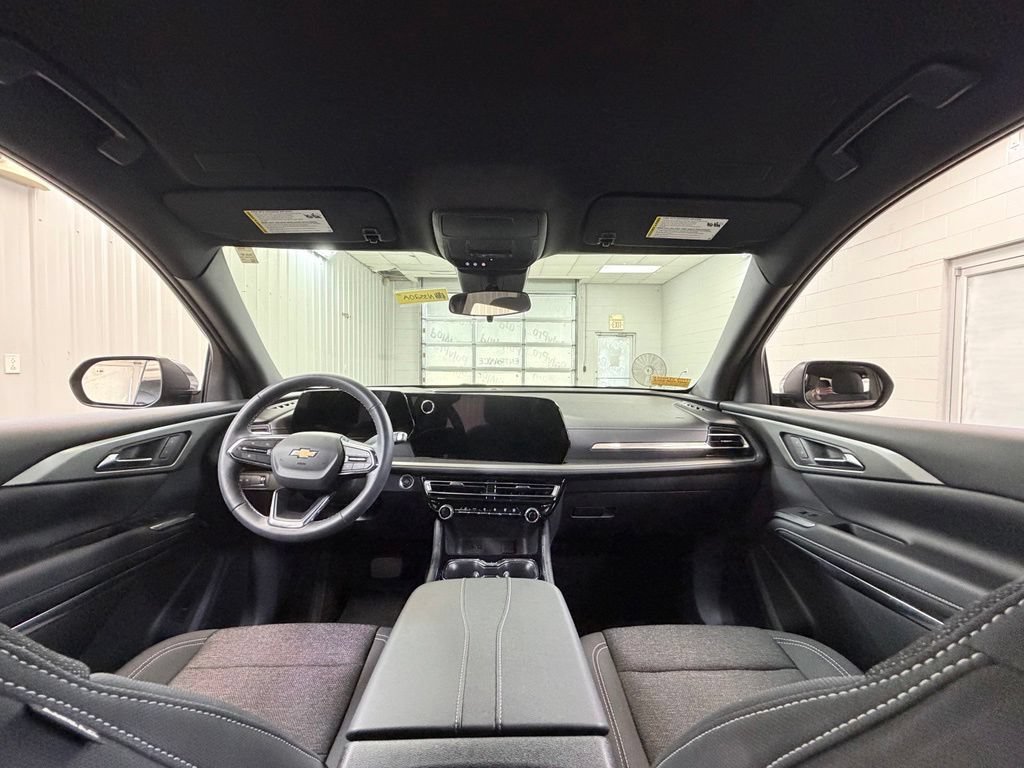 Used 2025 Chevrolet Traverse LT FWD image 29
