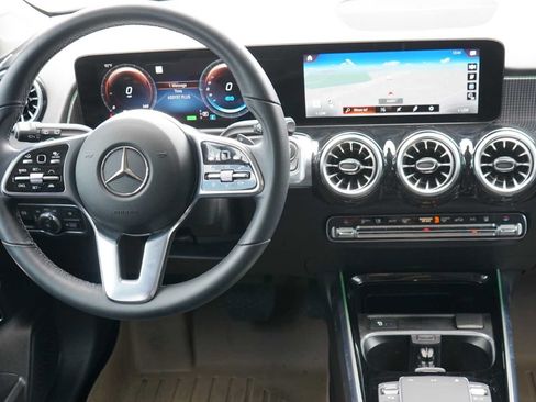 Used 2023 Mercedes-Benz EQB 300 4MATIC image 23