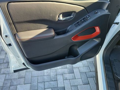 Used 2025 Nissan Frontier PRO-4X image 22