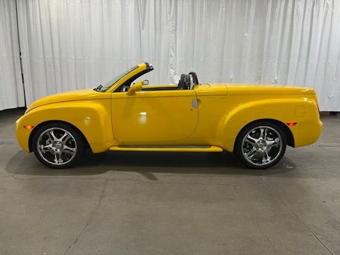 Used 2004 Chevrolet SSR w/ Preferred Equipment Group RWD image 6