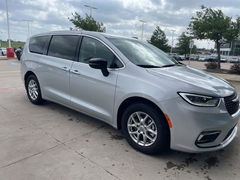 Used 2024 Chrysler Pacifica Touring-L FWD image 4