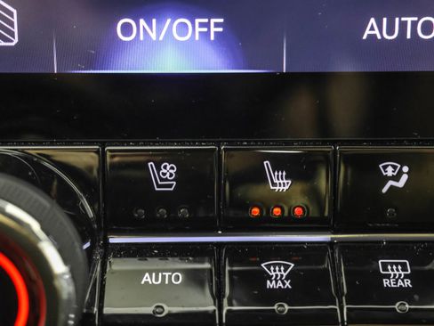 Used 2025 Chevrolet Colorado ZR2 w/ Technology Package AWD/4WD image 31