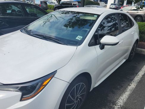 Used 2021 Toyota Corolla LE FWD image 1