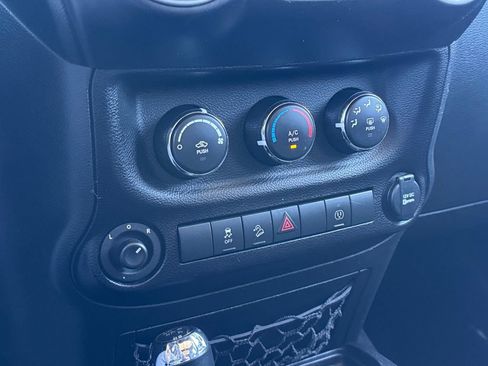 Used 2016 Jeep Wrangler Unlimited Rubicon w/ Connectivity Group AWD/4WD image 16