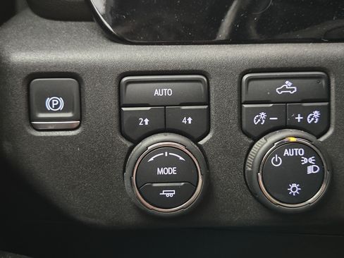 Used 2025 Chevrolet Silverado 1500 LT AWD/4WD image 21