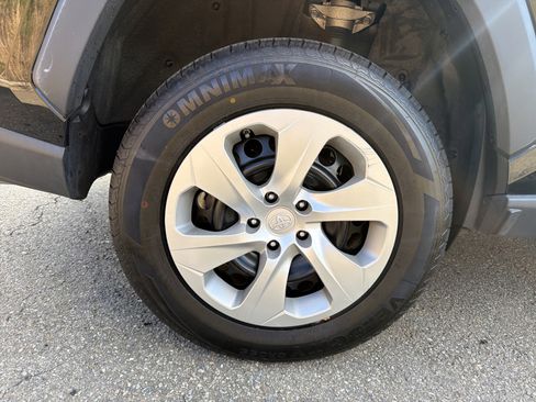 Used 2022 Toyota RAV4 LE image 17