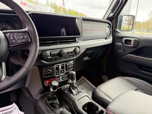 Used 2025 Jeep Wrangler Rubicon AWD/4WD image 30
