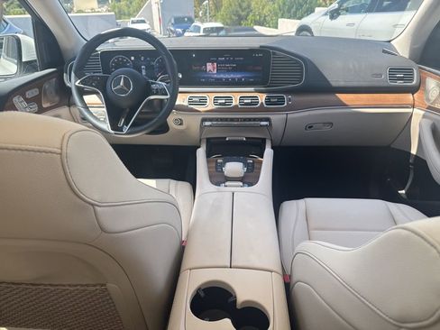 Used 2025 Mercedes-Benz GLS 450 4MATIC image 8