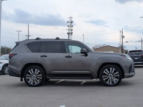 Used 2023 Lexus LX 600 4WD w/ Luxury Package image 4