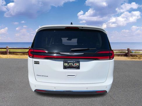 Used 2023 Chrysler Pacifica Touring-L FWD image 7