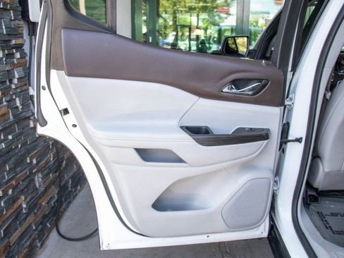 Used 2023 GMC Acadia SLT image 21