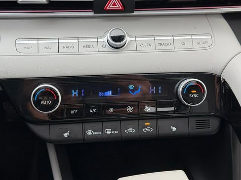 Certified 2024 Hyundai Elantra Limited image 30