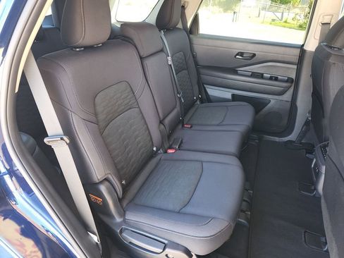 Certified 2025 Nissan Pathfinder SV image 15