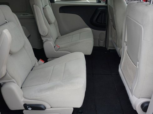 Used 2013 Dodge Grand Caravan SE image 26