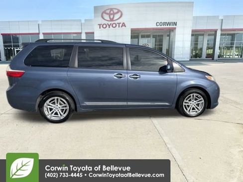 Used 2015 Toyota Sienna L image 6