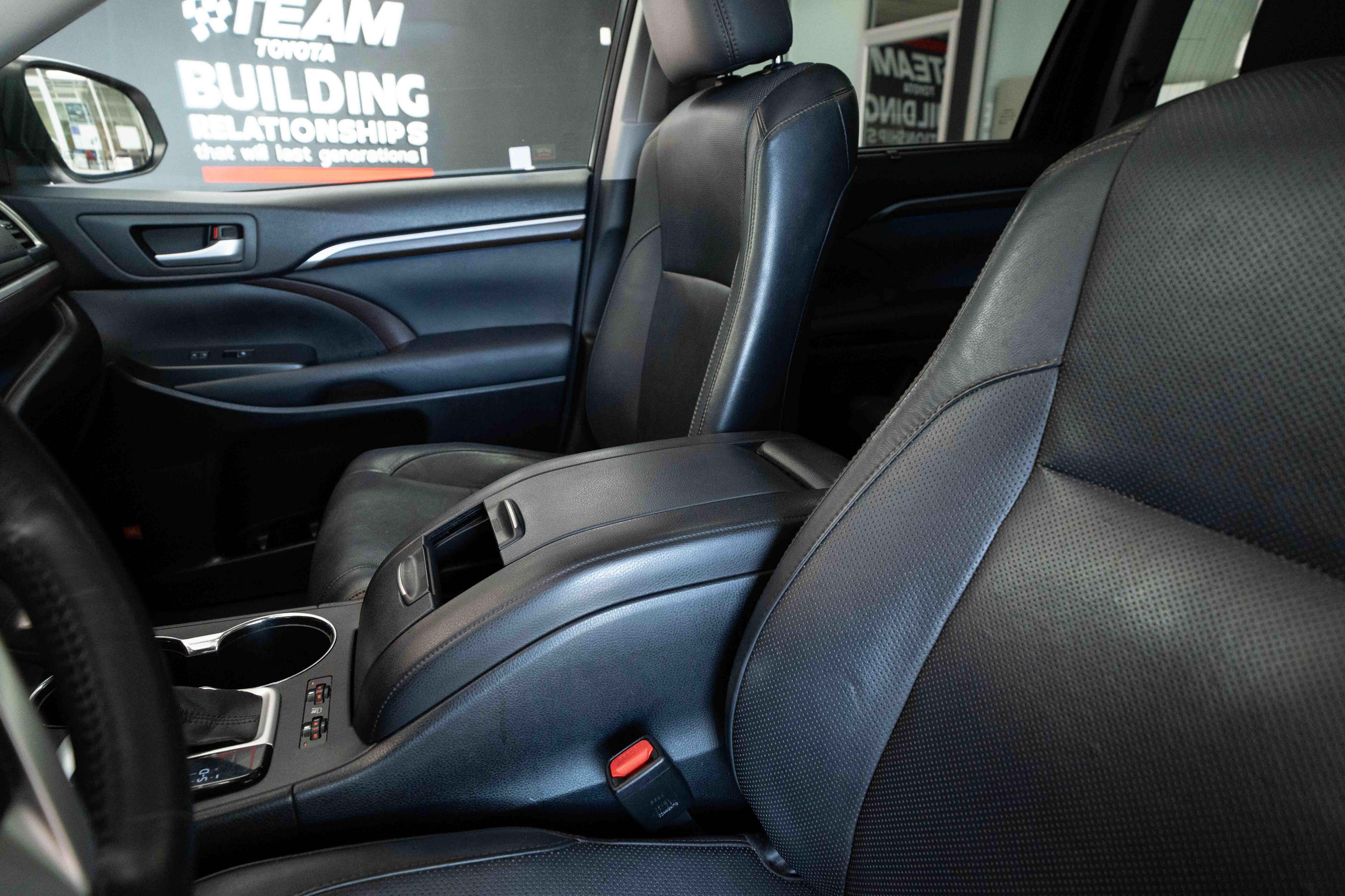 Used 2014 Toyota Highlander Limited Platinum AWD/4WD image 10