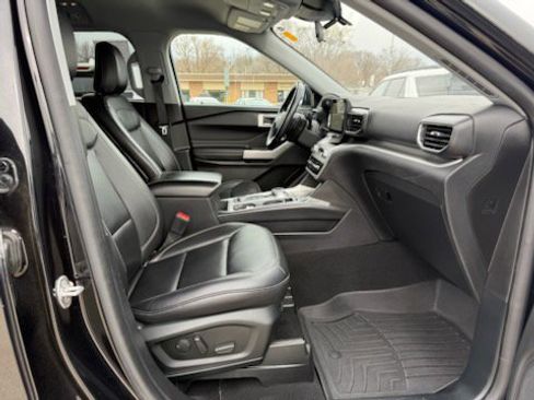 Used 2020 Ford Explorer XLT w/ Equipment Group 202A image 29