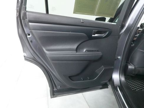 Used 2023 Toyota Highlander XLE AWD/4WD image 24