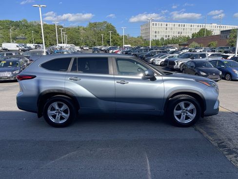 Used 2023 Toyota Highlander LE AWD/4WD image 7