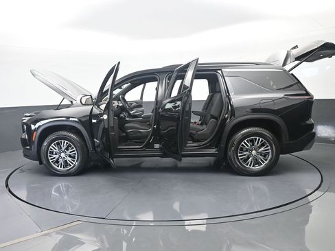Used 2025 Chevrolet Traverse LT FWD image 73