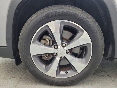 Used 2019 Jeep Cherokee Limited w/ Luxury Group FWD image 31
