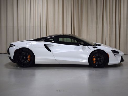 Used 2023 McLaren Artura image 14