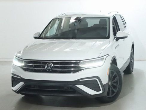 Used 2024 Volkswagen Tiguan SE FWD image 3