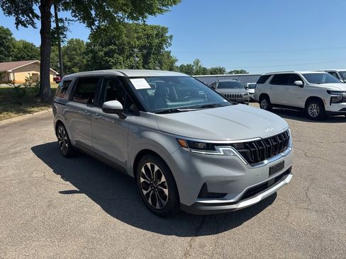 Used 2022 Kia Carnival EX FWD image 7
