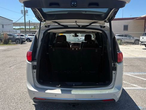 Used 2017 Chrysler Pacifica Limited FWD image 13