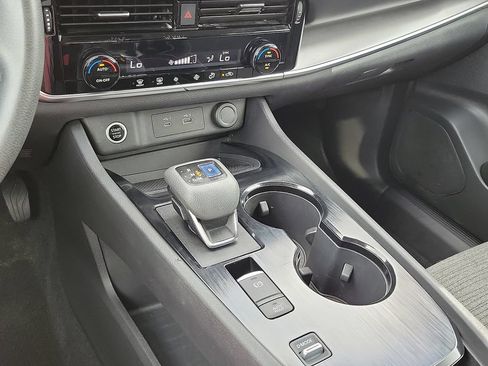 Used 2022 Nissan Rogue SV FWD image 17