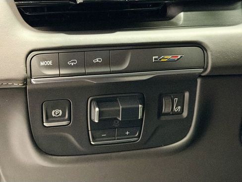 Used 2024 Cadillac Escalade ESV V w/ LPO, ONYX Package image 9