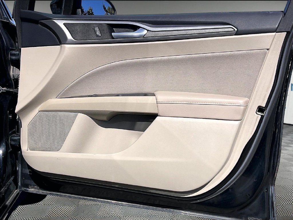 Used 2018 Ford Fusion SE w/ Fusion SE Technology Package FWD image 11
